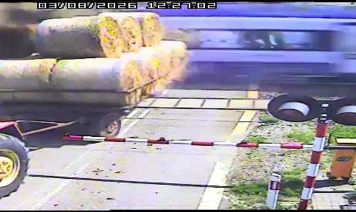 VIDEO Trenutak u&zcaron;asa: Pijan traktorom stao na prijelazu, a onda je naletio putni&ccaron;ki vlak
