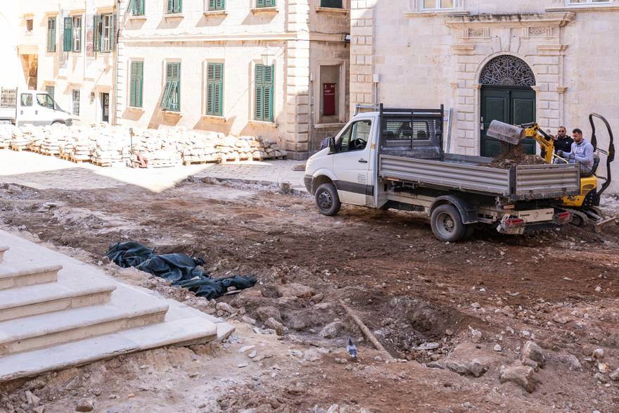 Tijekom sanacije plo&ccaron;nika Poljane Marina Dr&zcaron;i&cacute;a ispred dubrova&ccaron;ke katedrale prona&dstrok;en je pokrov sarkofaga