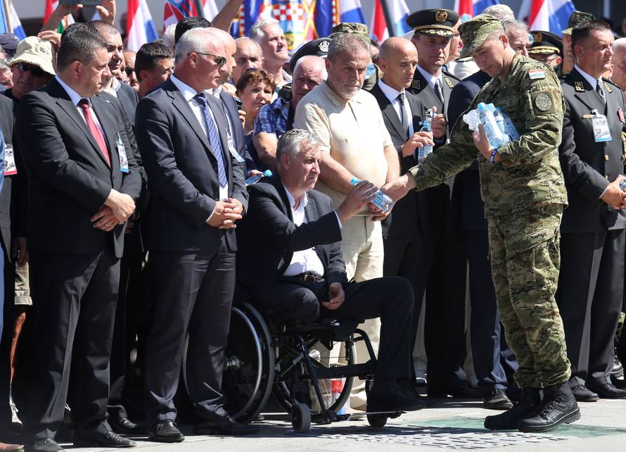 Proslava u Kninu:  Blokirali ulicu i pjevali ustaške pjesme