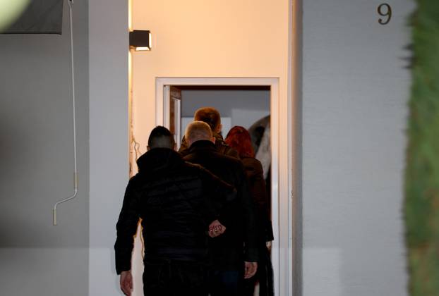 Dolazak inspektora u kuću Andrije Mikulića koji je uhićen u akciji USKOK-a