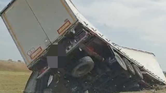 VIDEO Prevrnuo se kamion na A3 kod Slavonskog Broda: 'Ušao je brzo u jedan veći zavoj'