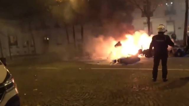 VIDEO Marokanski navijači su divljali u Parizu nakon poraza: Razbijali su izloge, palili aute...