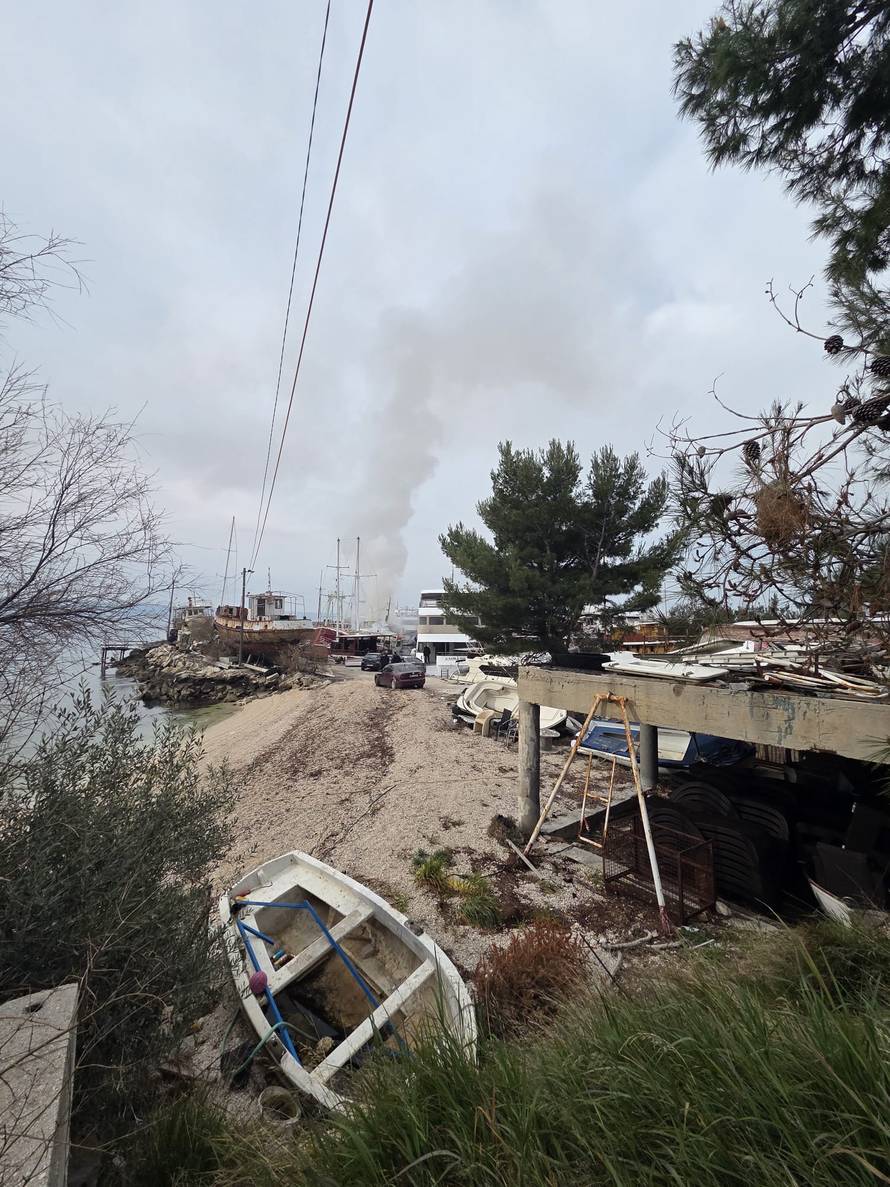 VIDEO Vatrogasci cijelu noć gasili požar broda u luci Bajnice