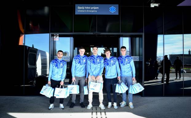 FOTO Krasna gesta nogometaša Rijeke. Lider HNL-a razveselio darovima djecu riječkog KBC-a