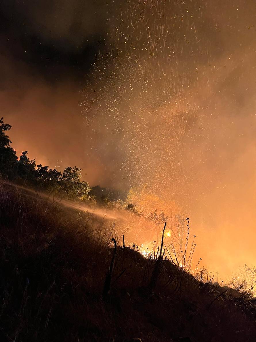 VIDEO Padali su, lomili se cijelu noć da ugase plamen. Ti junaci iz Splita dobili tek euro regresa