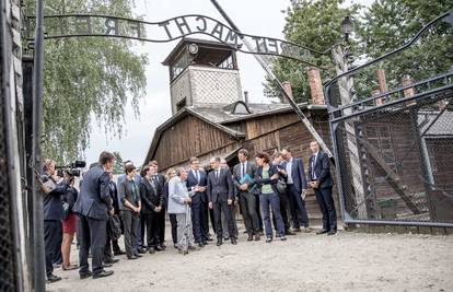 'Auschwitz nam treba, nikad ne staje njemačka odgovornost'