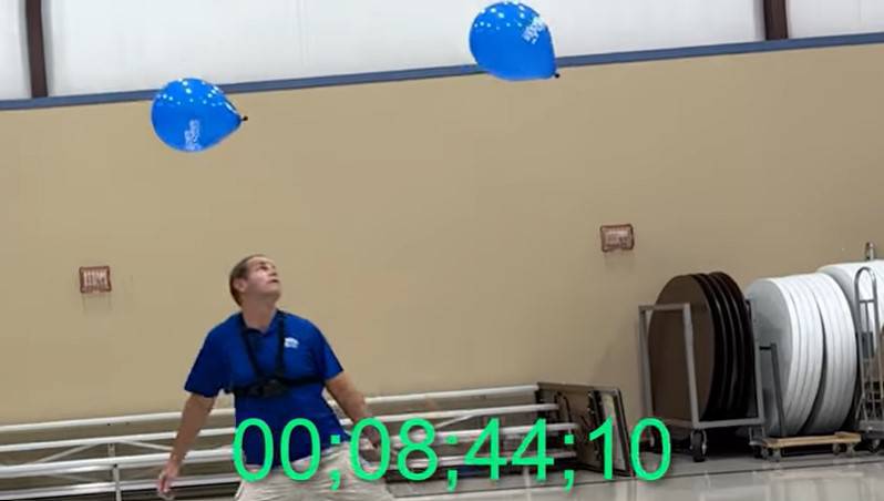 VIDEO Oborio svjetski rekord: 2 balona nabija glavom 13 minuta