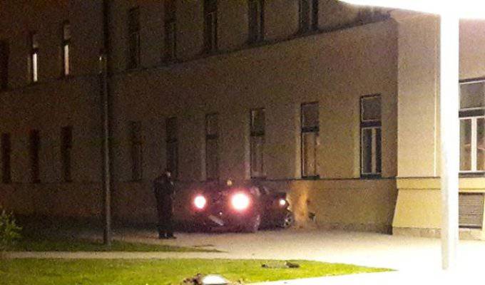 Bježao od policije, pokosio drvo pa se zaletio u studentski dom