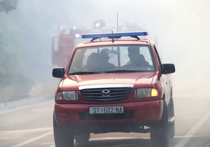 Kanader pomaže u gašenju, u Makarsku stiže i 150 vojnika