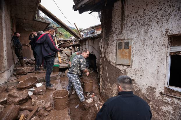 Jablanica: Ispod ruševina kuća traje potraga za žrtvama 