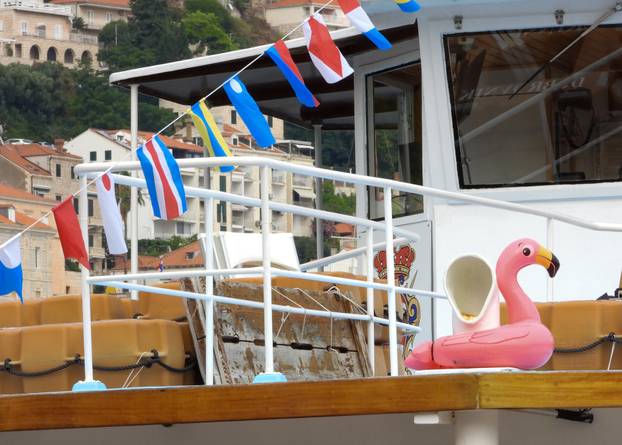 Dubrovnik ljeti, tisuće posjetitelja, ali i bogata ponuda za svakoga