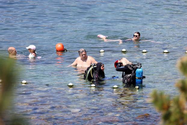 Rijeka: Kupači uživaju u kupanju i sunčanju na plaži Ploče na Kantridi