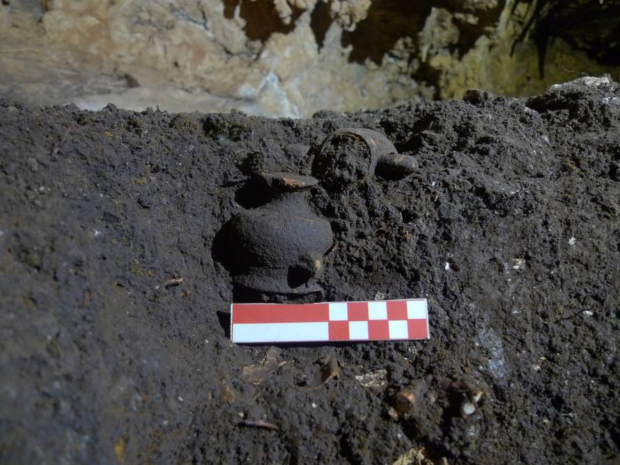 U špilji na Pelješcu pronađena terakotna glava grčke kazališne maske, pogledajte kako izgleda