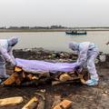 Rijeka Ganges izbacila desetke trupala ljudi umrlih od covida