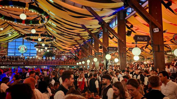 FOTO 24sata na Oktoberfestu:  Evo koliko košta krigla pive!