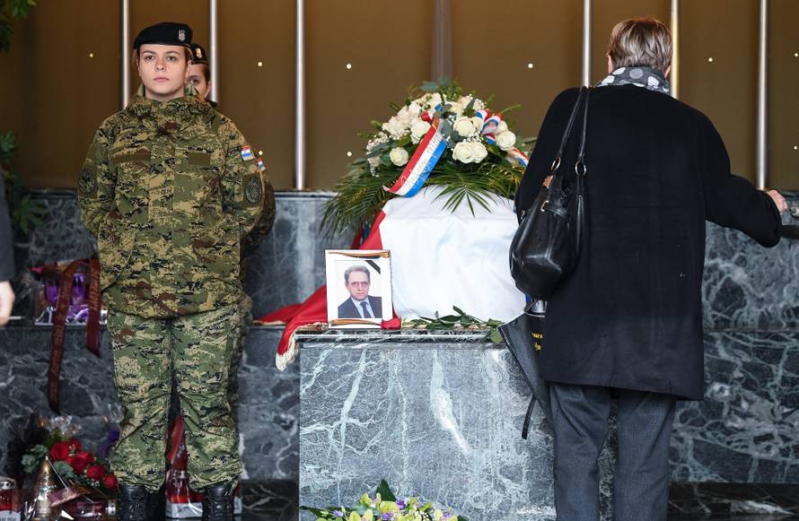 Supruga Dudeka neutješna na sprovodu: 'Ostao si naš pajdaš'