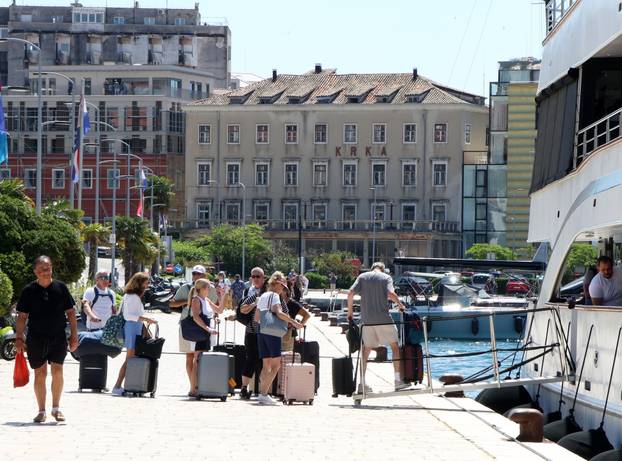 Šibenik: Kruzeri i turisti okupirali šibensku rivu