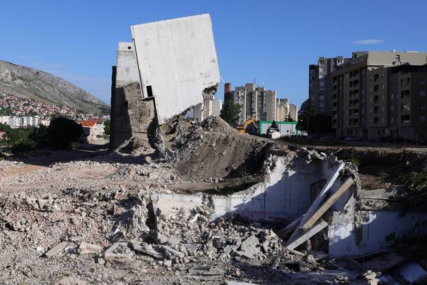Nakon nekoliko neuspješnih pokušaja konačno srušen "Krivi toranj" u Mostaru