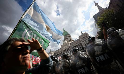 VIDEO Ovako prosvjeduju umirovljenici u Argentini! Tjeraju ih vodenim topovima