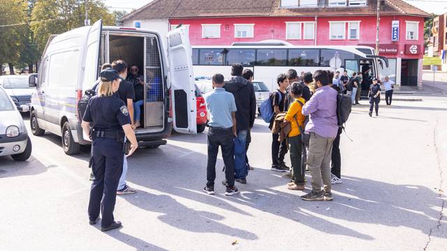 Croatian police detain migrants in Slunj