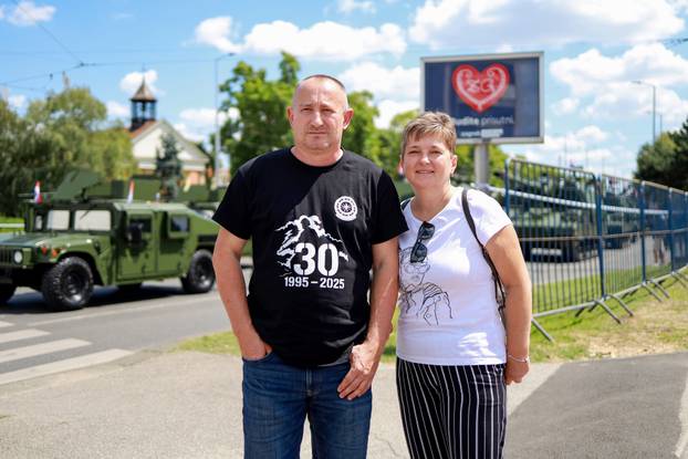 Zagreb: Građani se okupljaju duž trase vojnog mimohoda