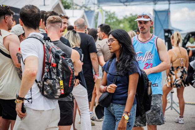 Split : Pred ulazom na Ultra Europe festival stvaraju se gužve za preuzimanje narukvica
