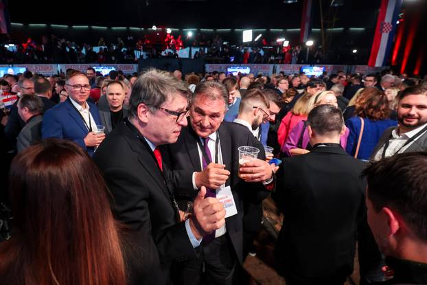 Zagreb: Slavlje u izbornom stožeru Zorana Milanovića nakon rezultata prvih izlaznih anketa