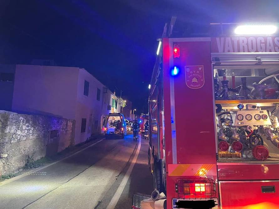 Strašne fotografije s mjesta nesreće u Dugom Ratu: Kombi je zdrobljen, čovjek je poginuo