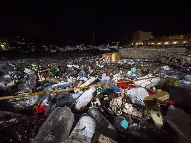 Dubrovnik: Velike količine smeća i plastike nanesene su jakim jugom u staru luku