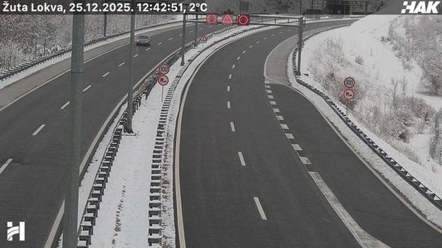 FOTO Pogledajte kakvo je stanje na cestama u Hrvatskoj: Snijeg u Lici, sunce 'provirilo' na jugu