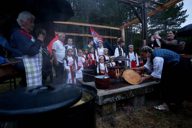 FOTO Dani komina, pure i brozina: Tijarica proslavila dane tradicije unatoč lošem vremenu