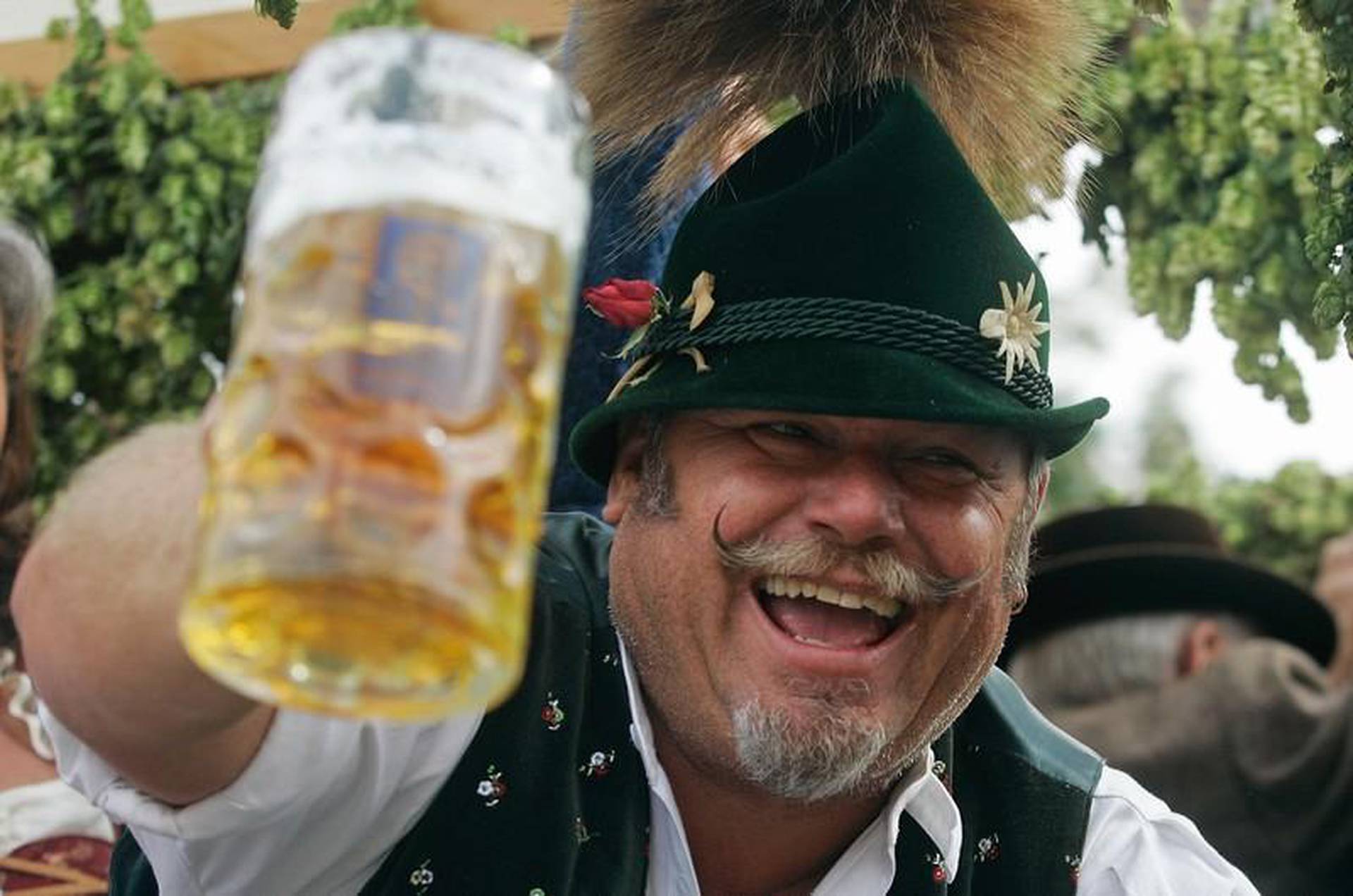 Пивной мужик. Бюргер немец. Немцы пьют пиво. Немецкий мужчина с пивом.