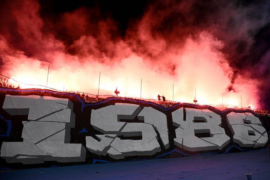 Atmosfera na tribinama tijekom utakmice Dinama i Vikinga u play-offu za ulazak u UEFA Ligu prvaka