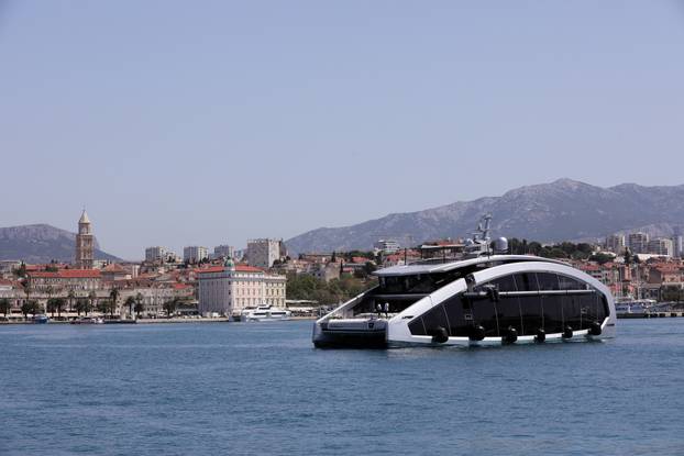 Jahta neobičnog izgleda This Is It uplovila u Split 
