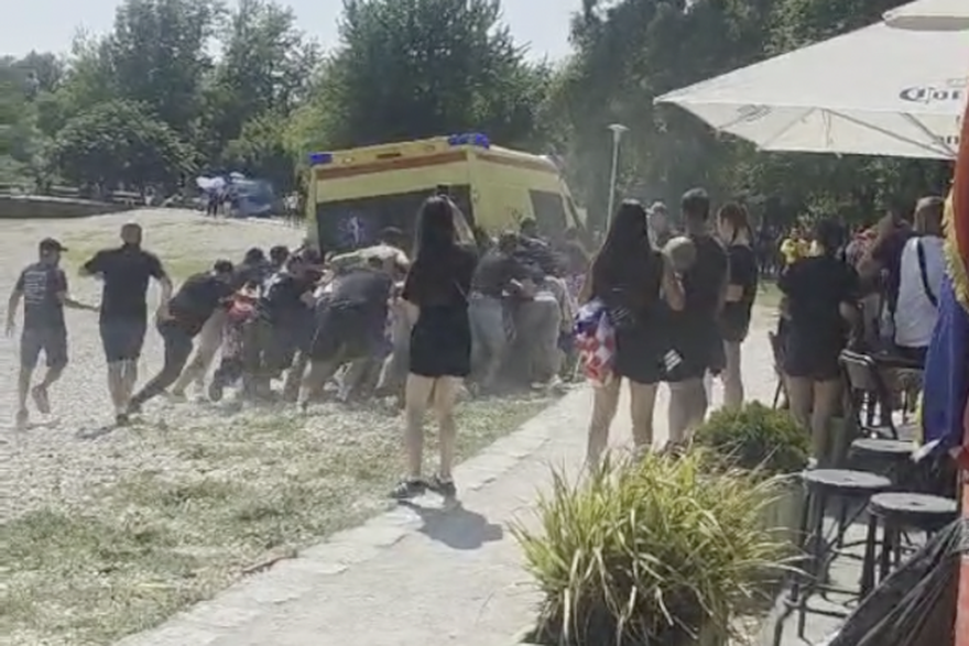 Vozilo hitne zapelo u šljunku, vesela ekipa ih pogurala