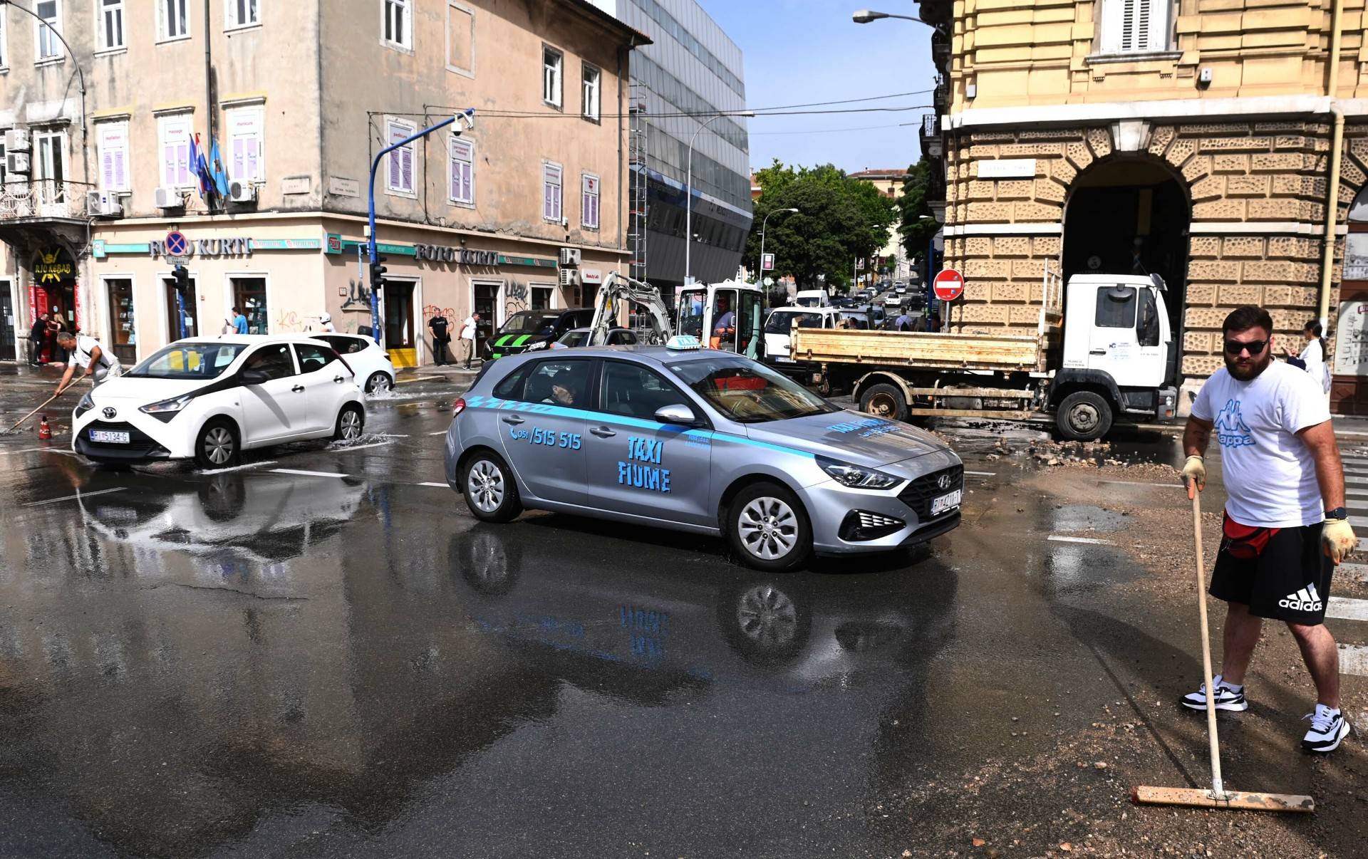 Poplava u centru Rijeke: Bager oštetio vodovodnu cijev, puno stanovnika ostalo je bez vode