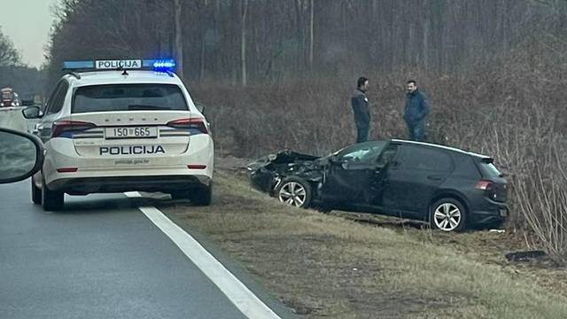 VIDEO U nesreći kod Privlake nekoliko je ljudi prevezeno u bolnicu: 'Dijelovi su po cesti...'