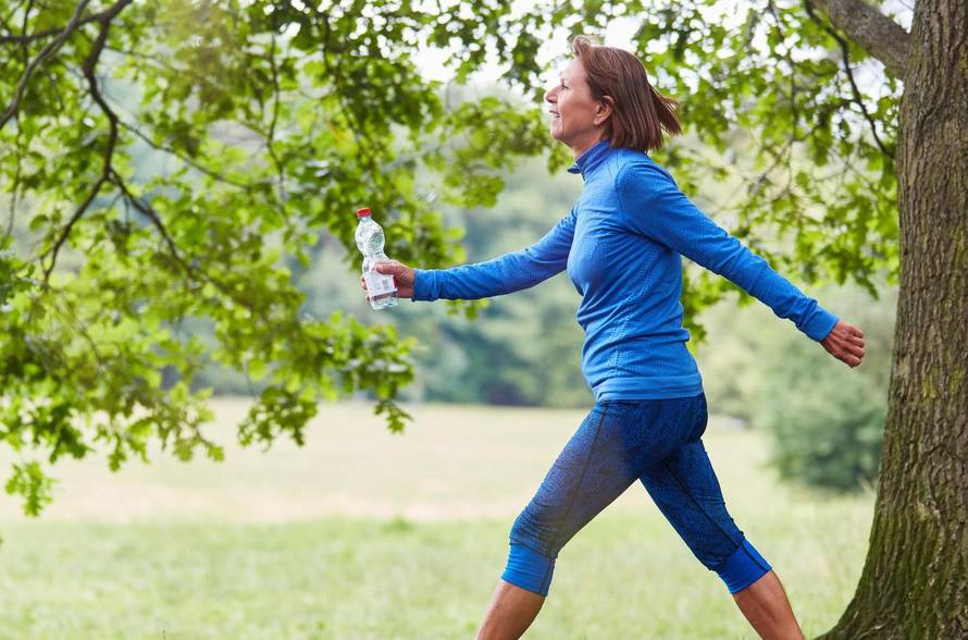 Hodanje unatrag novi je fitness hit, a evo koje prednosti donosi