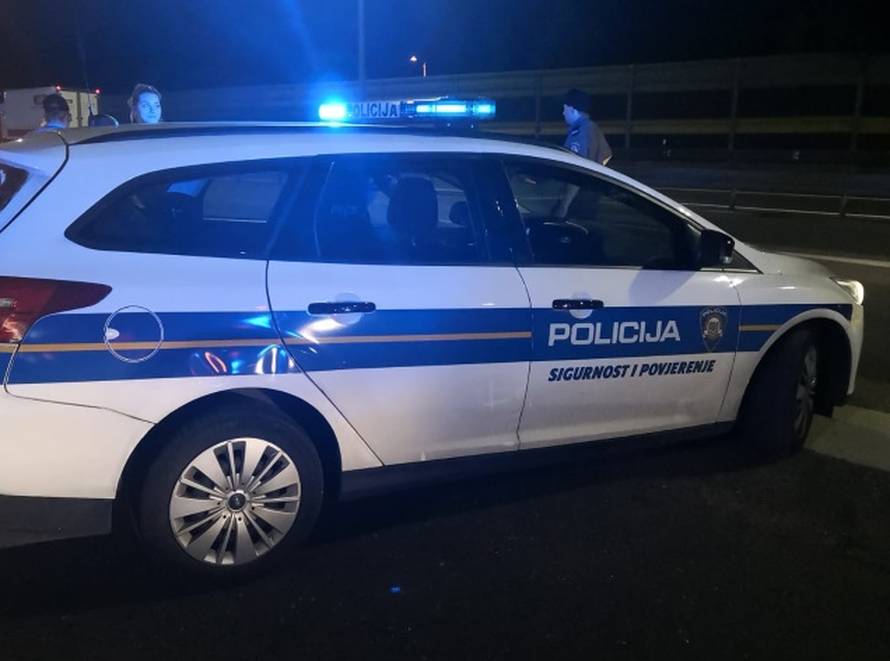 Krijumčario je kombi pun ljudi, zabio se u blokadu na Lučkom