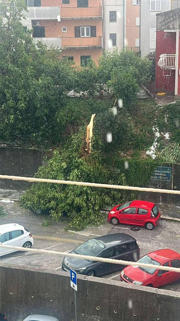 FOTO Split kao nakon tornada! Ovo je prognoza za danas: Za tri regije upalili alarm zbog oluje