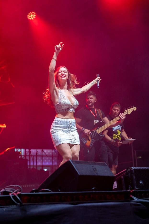 Lille objavila set provokativnih fotki i predstavila spot: 'Opa, utegnula se u ultrakratki jeans'