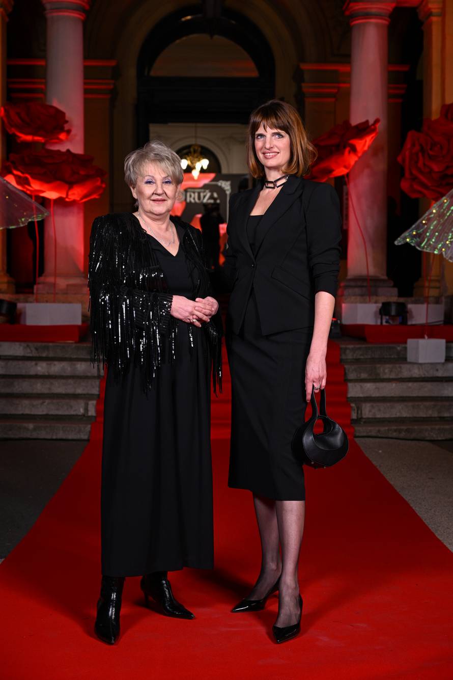 Zagreb: Dolazak uzvanika na dodjelu medijske nagrade "Večernjakova ruža" u Hrvatskom narodnom kazalištu