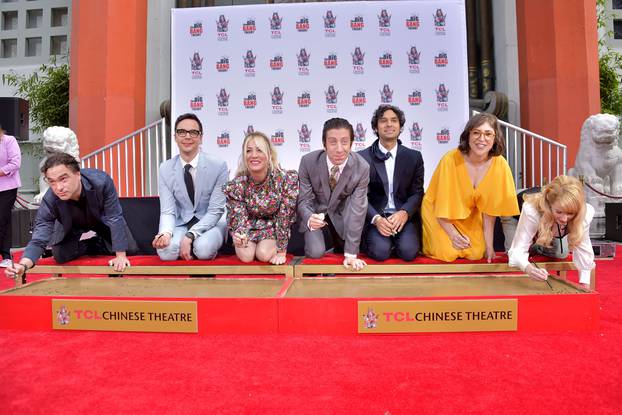 Hollywood: Glumci serije The Big Bang Theory ostavili otiske u cementu ispred TCL-a