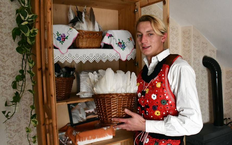 Mala Kopanica: Darko Radičević od guščjeg perja izrađuje peruškice - zaboravljeno kuhinjsko pomagalo