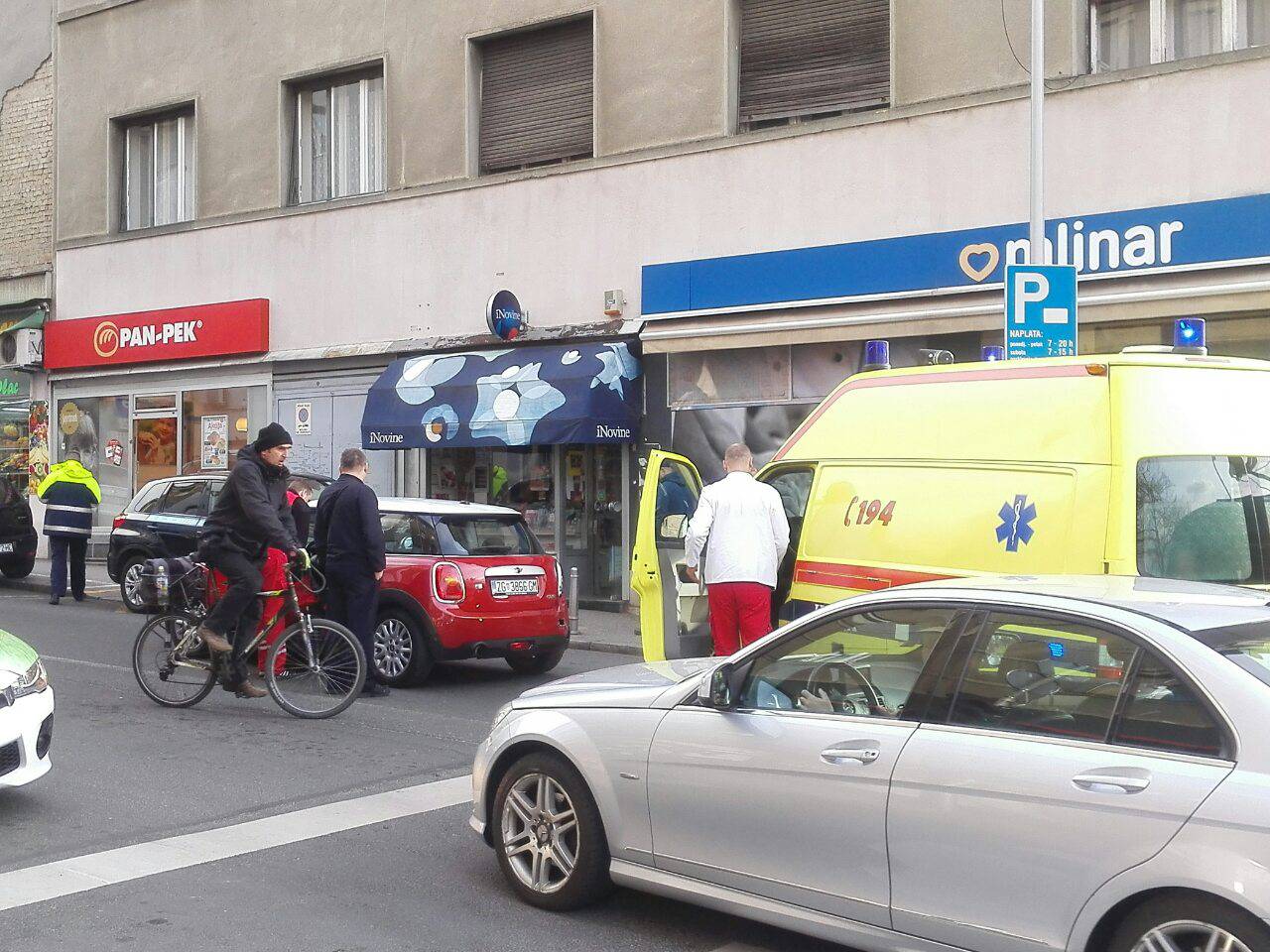 Tramvaj udario Mini Coopera, vozačicu odvezla Hitna pomoć