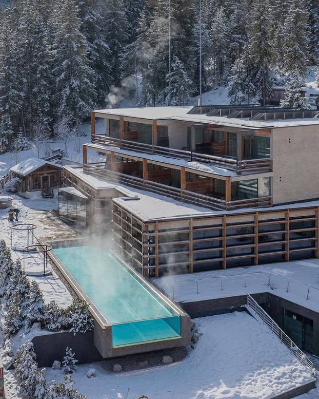 FOTO Ovo je najljepši bazen na Alpama: Topao je, proziran i ima pogled na Dolomite