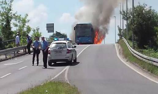 Zagreb: Vozač i putnici na vrijeme izašli iz gorućeg busa