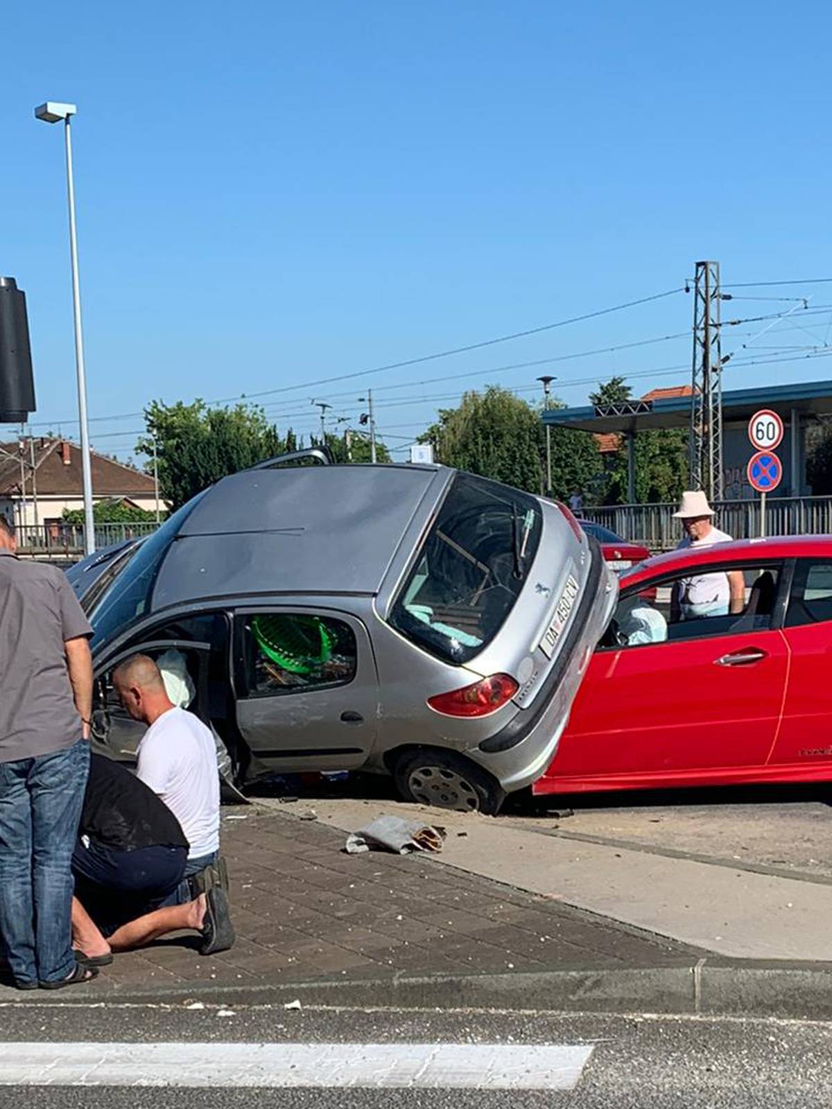 Prolaznici okretali zgnječeni auto kako bi izvukli vozača van