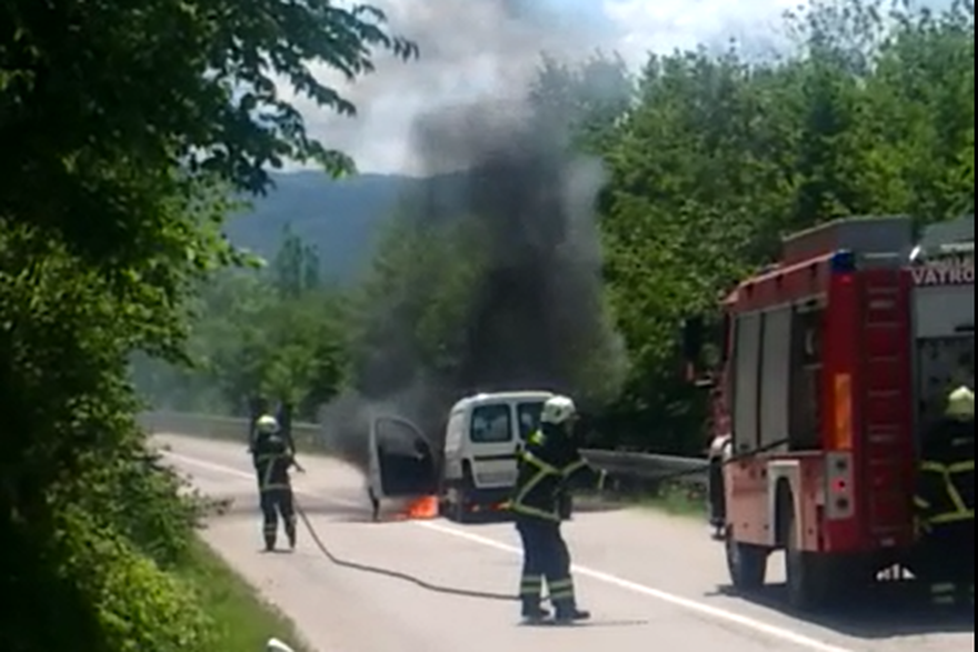 Auto se zapalio u Gospiću