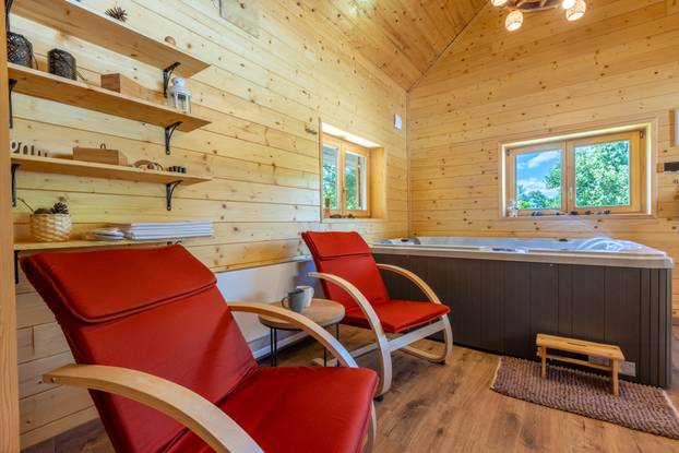 FOTO Kuću za odmor Mali Medo kod rodnog sela Nikole Tesle u Lici okružuje pravi prirodni raj